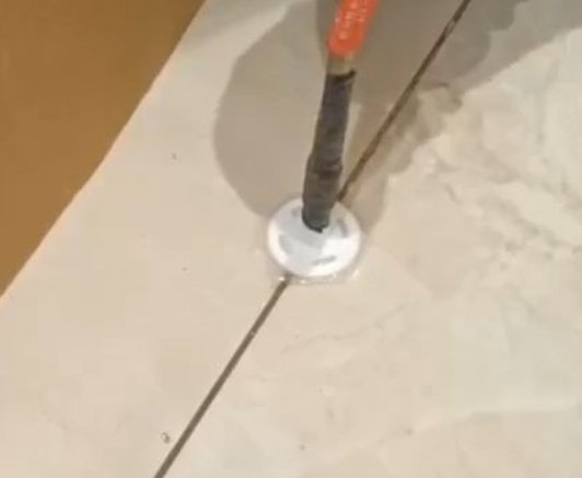 大冶瓷砖空鼓维修公司专业解答瓷砖在铺贴过程中，如果没有涂抹均匀到位的粘结材料（如水泥砂浆或瓷砖胶），可能会导致以下问题