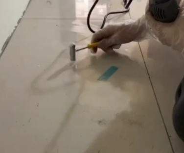 大冶瓷砖开裂维修公司专业分享瓷砖在铺贴前如果没有沥干水分，将会导致以下问题